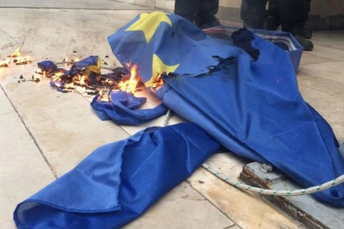 Μέλη του ΠΑΜΕ έκαψαν σημαία της Ε.Ε. έξω από τα δικαστήρια Θεσσαλονίκης (βίντεο)